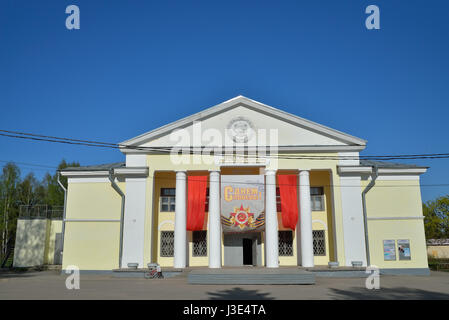 ST. PETERSBURG, Russland - 8. Mai 2016: Das Haus der Kultur im Mai Urlaub in Vyritsa im Frühjahr an einem sonnigen Tag in der Oblast Leningrad Stockfoto