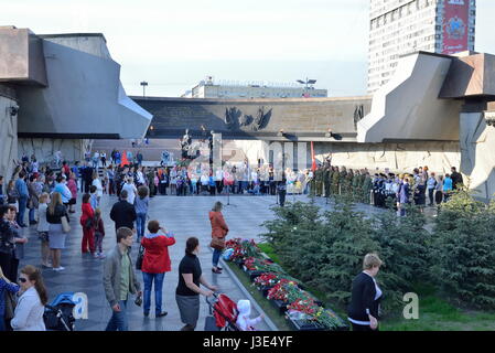 ST. PETERSBURG, Russland - 9. Mai 2016: Die Menschen am Denkmal für die 900 Tage Blockade während der Feier des Sieges Tag Stockfoto