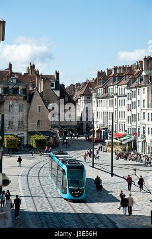 Besancon, Straßenbahn, Place De La Revolution Stockfoto