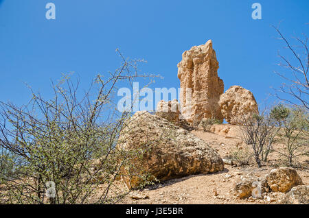 Isolierte felsige Hügeln hinterließ nach Vulkanismus, bekannt als Vingerklip im Tal des Ugab River. Sehenswürdigkeit in Damaraland, Namibia. Stockfoto