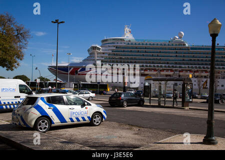 Touristen Polizeiautos geparkt in der Nähe von angedockten Kreuzfahrtschiff Stockfoto