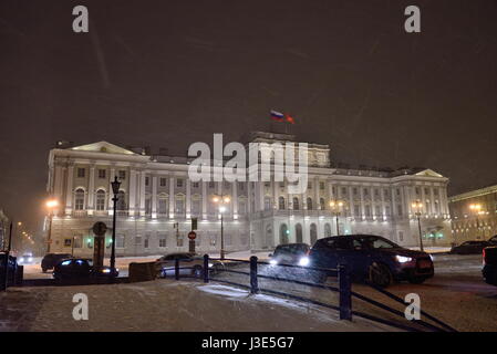 St. Petersburg, Russland - 7. November 2016 das Gebäude der gesetzgebenden Versammlung von St. Petersburg während einer Nacht Schneefall Stockfoto