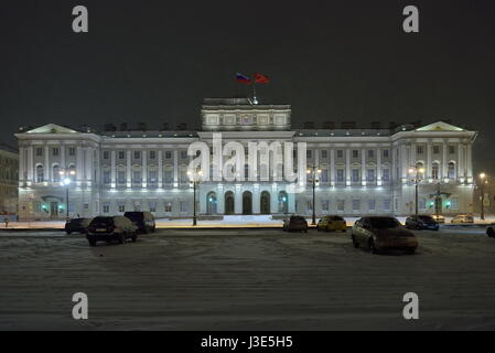 St. Petersburg, Russland - 7. November 2016 das Gebäude der gesetzgebenden Versammlung von St.-Petersburg und Umgebung während einer Nacht Schneefall Stockfoto