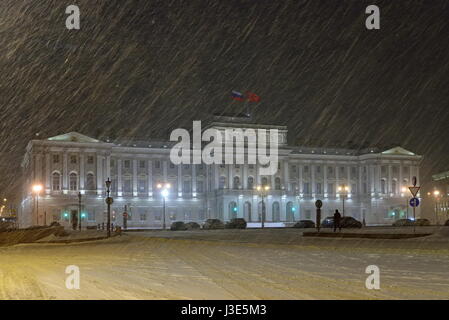 Das Gebäude der gesetzgebenden Versammlung von St. Petersburg während einer Nacht Schneefall Stockfoto