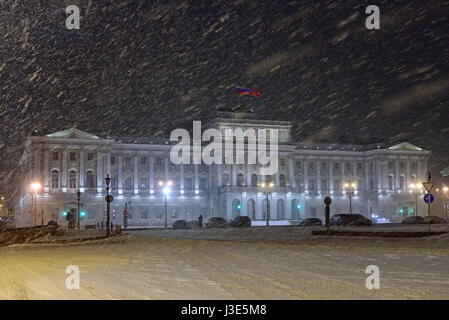 Das Gebäude der gesetzgebenden Versammlung von St. Petersburg während einer Nacht Schneefall Stockfoto