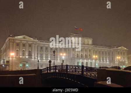 Das Gebäude der gesetzgebenden Versammlung von St. Petersburg die blaue Brücke in die Snow night Stockfoto