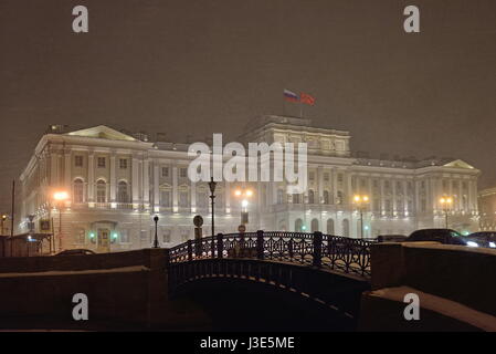 Das Gebäude der gesetzgebenden Versammlung von St. Petersburg die blaue Brücke in die Snow night Stockfoto