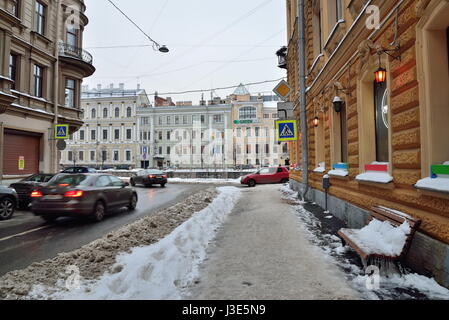 Sankt-PETERSBURG, Russland-15. November 2016: Drifts auf der Spur Grivtsova in der Nähe der Ufer des Flusses Moika Stockfoto