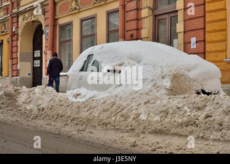 Sankt-PETERSBURG, Russland-15. November 2016: Auto am Ufer des Flusses Moika beschneit Stockfoto