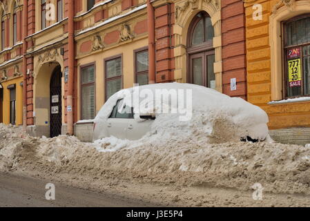 Sankt-PETERSBURG, Russland-15. November 2016: Auto am Ufer des Flusses Moika beschneit Stockfoto