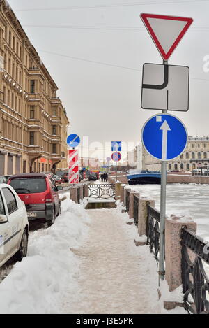 Sankt-PETERSBURG, Russland-15. November 2016: Verkehrszeichen am Ufer des Flusses Moika im winter Stockfoto