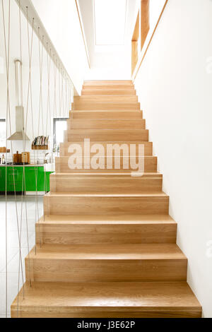 Holztreppen in modernen Haus Stockfoto