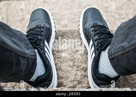 Schwarze Adidas Turnschuhe Stockfoto