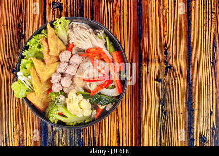 Rufen Sie chinesisches Essen, Crisy Wan-Tan und Fleisch Ball in Chinesisch Grünkohl-Suppe mit Karotten, Mais, goldene Nadel Pilz, Blumenkohl, Bambus-Pilz und rotem chili Stockfoto