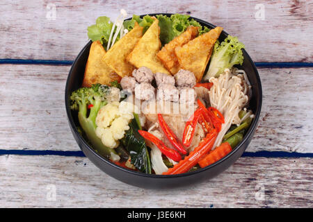 Rufen Sie chinesisches Essen, Crisy Wan-Tan und Fleisch Ball in Chinesisch Grünkohl-Suppe mit Karotten, Mais, goldene Nadel Pilz, Blumenkohl, Bambus-Pilz und rotem chili Stockfoto