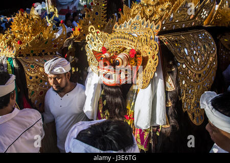 Riesige mythische Barong-Kostüm mit Künstlern und heiligen Männer. Eine wunderschön eingerichtete balinesischen Maske und Kostüm bei einer Hindu religiösen Veranstaltung in Bali Stockfoto