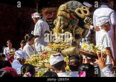 Lord Ganesh Hindu Gottheit wird verehrt, von religiösen Massen eine riesige Menge von hinduistischen Balinesen Anhänger an der religiösen Zeremonie der Pengerebongan in Bali Stockfoto