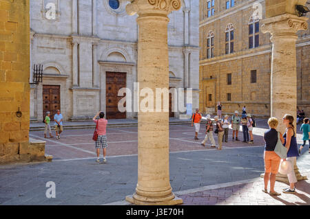 Touristen bewundern und Fotografieren der Dom an der Piazza di Duomo Stockfoto