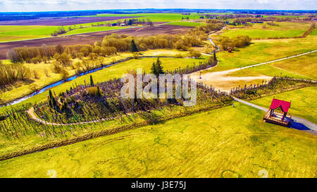 Region Siauliai, Litauen: Antenne oben Blick auf Berg der Kreuze, Kryziu Kalnas. Es ist eine berühmte religiöse Stätte katholischen Wallfahrtsort in Litauen. Werden Stockfoto