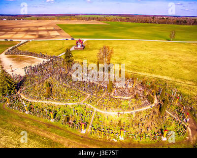 Region Siauliai, Litauen: Antenne oben Blick auf Berg der Kreuze, Kryziu Kalnas. Es ist eine berühmte religiöse Stätte katholischen Wallfahrtsort in Litauen. Werden Stockfoto