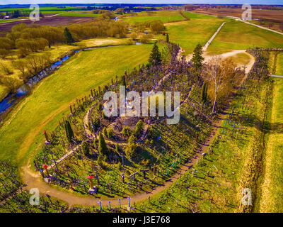 Region Siauliai, Litauen: Antenne oben Blick auf Berg der Kreuze, Kryziu Kalnas. Es ist eine berühmte religiöse Stätte katholischen Wallfahrtsort in Litauen. Werden Stockfoto