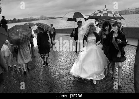Hochzeitsfeier am Ufer des Flusses Newa / St. Petersburg Stockfoto