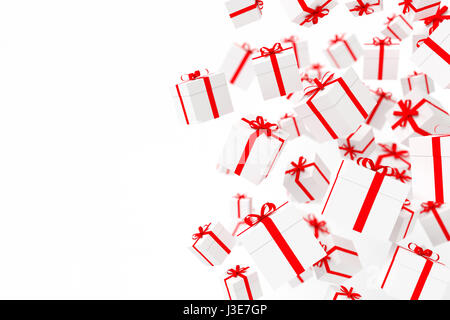 Weiße Geschenk-Boxen mit rotem Band isoliert auf weißem Hintergrund. Stockfoto