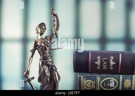 Statue der Gerechtigkeit auf Bokeh Hintergrund Stockfoto