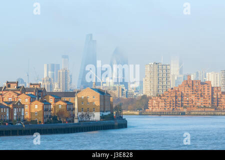 Trübe Sicht der City of London gesehen von Canary Wharf Stockfoto