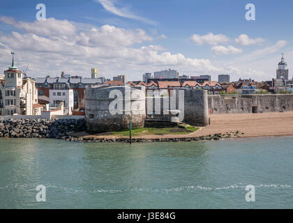 Der Runde Turm und benachbarten Befestigungen am Eingang zum Hafen von Portsmouth Stockfoto