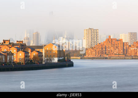 Trübe Sicht der City of London gesehen von Canary Wharf Stockfoto