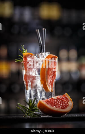 Erfrischende Getränke, Grapefruit und Rosmarin cocktail mit Ice cube Stockfoto