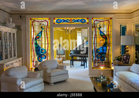 Das Wohnzimmer im Elvis Presleys Haus Graceland in Memphis, Tennessee Stockfoto