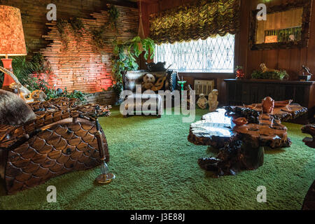 Der Jungle Room in Elvis Presleys Haus Graceland in Memphis, Tennessee Stockfoto