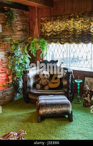 Der Jungle Room in Elvis Presleys Haus Graceland in Memphis, Tennessee Stockfoto