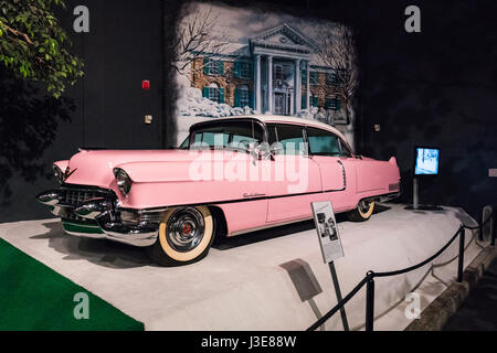 Elvis Presleys rosa 1955 Cadillac Fleetwood im Automuseum von Elvis Presley, Graceland, Memphis Stockfoto