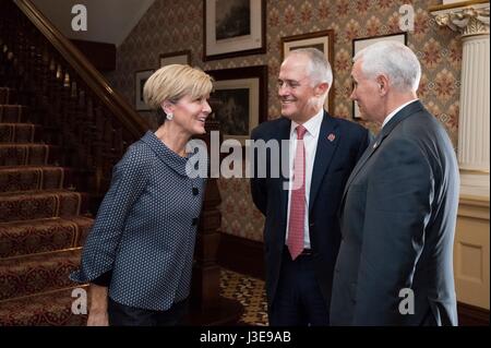 US-Vizepräsident Mike Pence, Recht, plaudert mit australischen Premierminister Malcolm Turnbull, Center und Minister für auswärtige Angelegenheiten Julie Bishop vor Gesprächen im Admiralty House 22. April 2017 in Sydney, Australien. Australien ist die letzte Station in der Vizepräsident vier Nation Reise nach Asien. Stockfoto