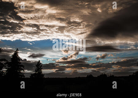 Schöne strukturierte Wolken am Himmel. Stockfoto