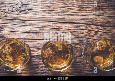 Gläser Whisky auf einem alten Holztisch Stockfoto