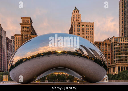 Am frühen Morgen Bild im Millenium Park zeigt The Bean und umliegende Gebäude der Michigan Avenue und Reflexionen USA Stockfoto