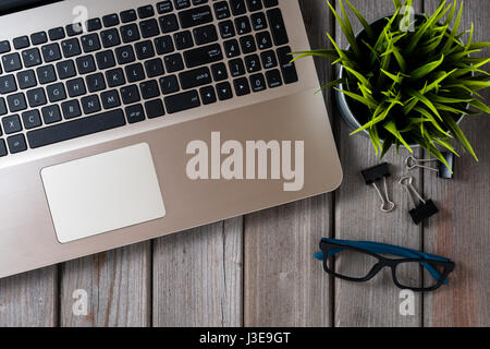 Overhead shot von Office Tabelle mit Computer und Anlage Stockfoto