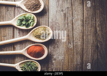 Die aromatischen Kräuter und Gewürze auf Holzlöffel Stockfoto