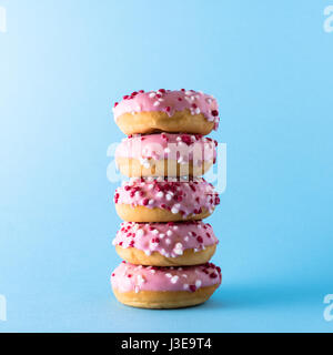 Rosa Donuts auf blauem Hintergrund Stockfoto