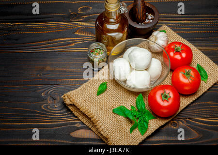 Caprese Salat Zutaten - Mozzarella und Tomaten Stockfoto