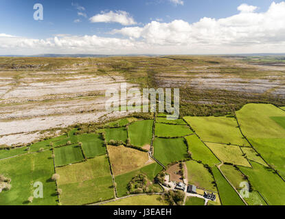 Epische Luftaufnahme der schönen irischen Landschaft Naturlandschaft vom Nationalpark Burren im County Clare Ireland Stockfoto