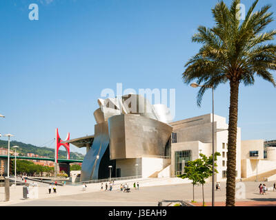 Ein Blick auf das Guggenheim-Museum Bilbao und die umliegenden Gärten. Bilbao, Baskenland, Spanien. Stockfoto