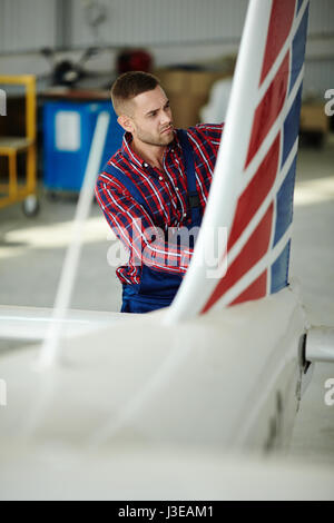 Vor Flug Flugzeug Inspektion im Hangar Stockfoto