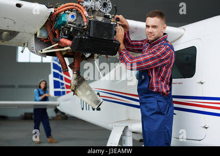 Flugzeug-Ingenieure Reparatur Flugzeug im Hangar Stockfoto
