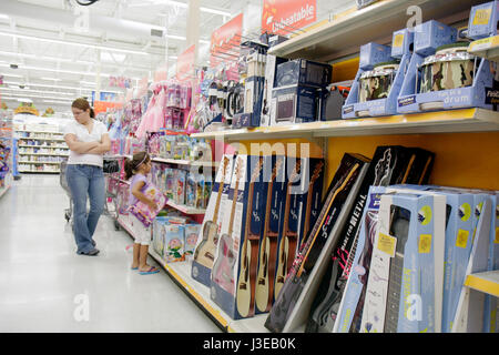 Miami Florida, Homestead, Walmart, Unternehmen, Discountgeschäft, Ersparnisse, Gang, hispanische Frau weibliche Frauen, Mädchen, Kinder Spielzeug, Musikinstrumente, Sho Stockfoto