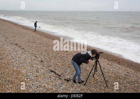 Teenager-Filmstudentin aus London Sam Baker (19) arbeitet an seinem College-Projekt vor Ort an der Südküste, am 30. April 2017, Winchelsea, England Stockfoto